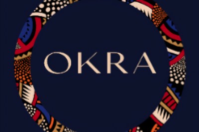 Cercle orné de motifs colorés entourant le mot ’OKRA’ sur un fond bleu foncé.