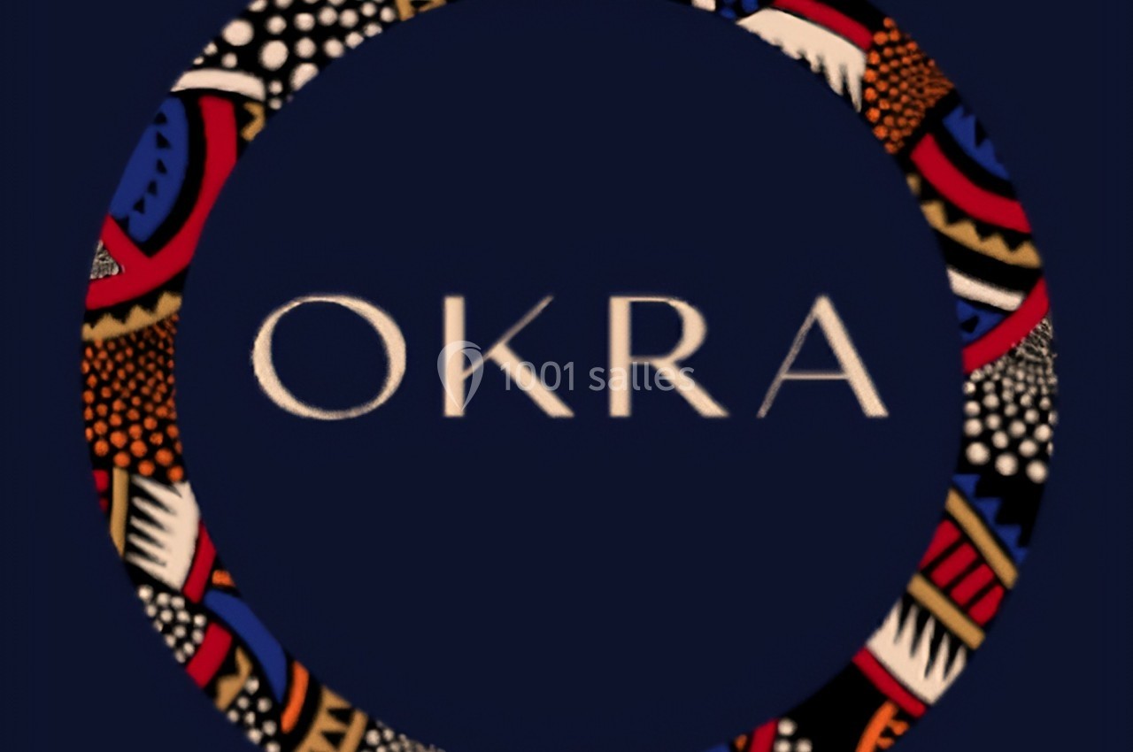 Cercle orné de motifs colorés entourant le mot ’OKRA’ sur un fond bleu foncé.
