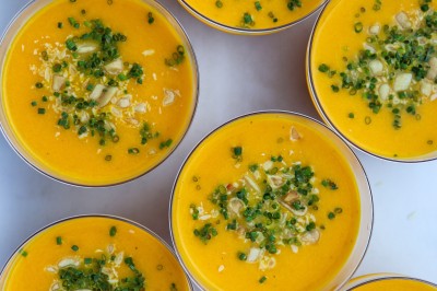 Cercle orné de motifs colorés entourant le mot ’OKRA’ sur un fond bleu foncé.