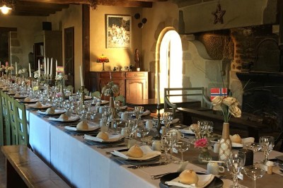 Miniature Location salle Broualan (Ille-et-Vilaine) - La Ferme du Domaine #5 Des poneys et une vache se reposent et broutent dans un pré clôturé, avec une cabane en bois en arrière-plan.