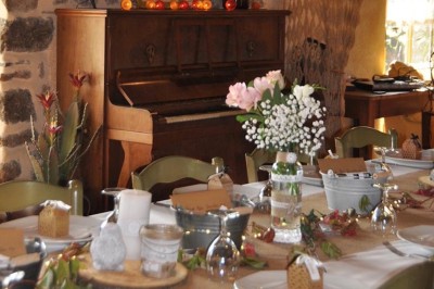 Miniature Location salle Broualan (Ille-et-Vilaine) - La Ferme du Domaine #6 Des poneys et une vache se reposent et broutent dans un pré clôturé, avec une cabane en bois en arrière-plan.