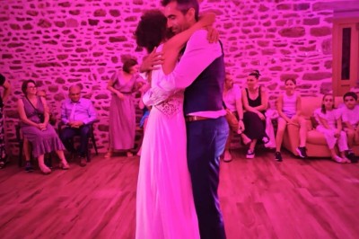 Miniature Location salle Broualan (Ille-et-Vilaine) - La Ferme du Domaine #19 Des poneys et une vache se reposent et broutent dans un pré clôturé, avec une cabane en bois en arrière-plan.