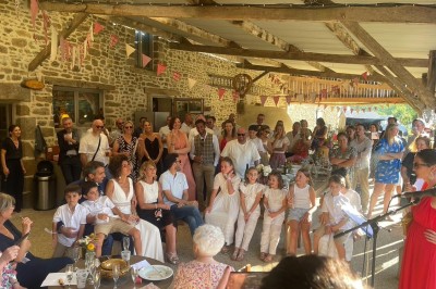Miniature Location salle Broualan (Ille-et-Vilaine) - La Ferme du Domaine #15 Des poneys et une vache se reposent et broutent dans un pré clôturé, avec une cabane en bois en arrière-plan.