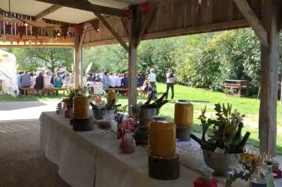 Miniature Location salle Broualan (Ille-et-Vilaine) - La Ferme du Domaine #13 Des poneys et une vache se reposent et broutent dans un pré clôturé, avec une cabane en bois en arrière-plan.
