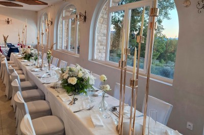 Miniature Location salle Sainte-Tulle (Alpes-de-Haute-Provence) - Domaine de la Mautanne #13 Chambre lumineuse avec lit double, murs verts, rideaux à motifs, lampe de chevet et décoration murale moderne.