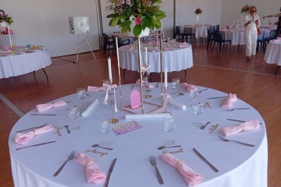 Miniature Location salle Sainte-Tulle (Alpes-de-Haute-Provence) - Domaine de la Mautanne #6 Chambre lumineuse avec lit double, murs verts, rideaux à motifs, lampe de chevet et décoration murale moderne.