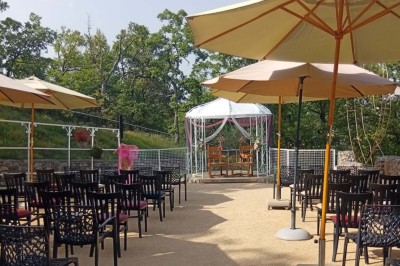 Miniature Location salle Sainte-Tulle (Alpes-de-Haute-Provence) - Domaine de la Mautanne #4 Chambre lumineuse avec lit double, murs verts, rideaux à motifs, lampe de chevet et décoration murale moderne.