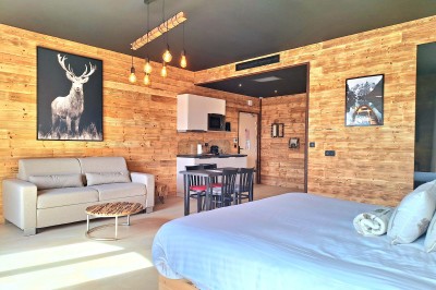 Miniature Location salle Sainte-Tulle (Alpes-de-Haute-Provence) - Domaine de la Mautanne #15 Chambre lumineuse avec lit double, murs verts, rideaux à motifs, lampe de chevet et décoration murale moderne.