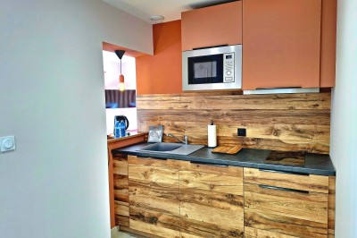 Miniature Location salle Sainte-Tulle (Alpes-de-Haute-Provence) - Domaine de la Mautanne #21 Chambre lumineuse avec lit double, murs verts, rideaux à motifs, lampe de chevet et décoration murale moderne.