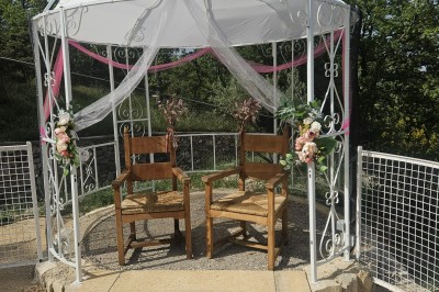 Miniature Location salle Sainte-Tulle (Alpes-de-Haute-Provence) - Domaine de la Mautanne #5 Chambre lumineuse avec lit double, murs verts, rideaux à motifs, lampe de chevet et décoration murale moderne.