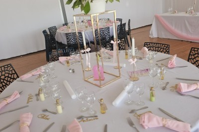 Miniature Location salle Sainte-Tulle (Alpes-de-Haute-Provence) - Domaine de la Mautanne #11 Chambre lumineuse avec lit double, murs verts, rideaux à motifs, lampe de chevet et décoration murale moderne.