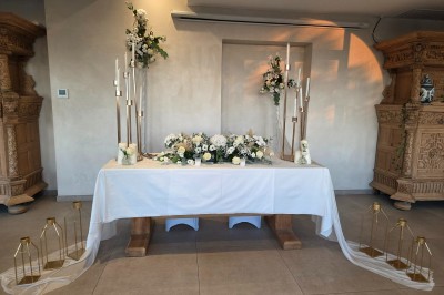 Miniature Location salle Sainte-Tulle (Alpes-de-Haute-Provence) - Domaine de la Mautanne #12 Chambre lumineuse avec lit double, murs verts, rideaux à motifs, lampe de chevet et décoration murale moderne.