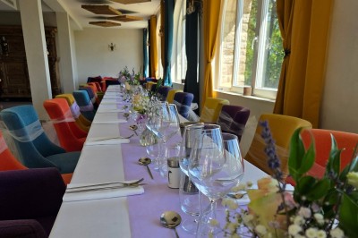 Miniature Location salle Sainte-Tulle (Alpes-de-Haute-Provence) - Domaine de la Mautanne #10 Chambre lumineuse avec lit double, murs verts, rideaux à motifs, lampe de chevet et décoration murale moderne.