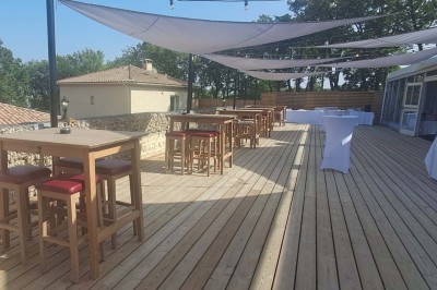 Miniature Location salle Sainte-Tulle (Alpes-de-Haute-Provence) - Domaine de la Mautanne #6 Cuisine moderne avec meubles en bois, plan de travail sombre, évier, micro-ondes intégré et éclairage suspendu.