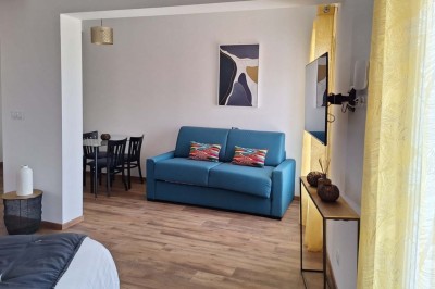 Miniature Location salle Sainte-Tulle (Alpes-de-Haute-Provence) - Domaine de la Mautanne #8 Cuisine moderne avec meubles en bois, plan de travail sombre, évier, micro-ondes intégré et éclairage suspendu.