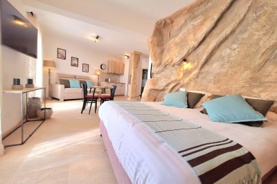 Miniature Location salle Sainte-Tulle (Alpes-de-Haute-Provence) - Domaine de la Mautanne #11 Cuisine moderne avec meubles en bois, plan de travail sombre, évier, micro-ondes intégré et éclairage suspendu.