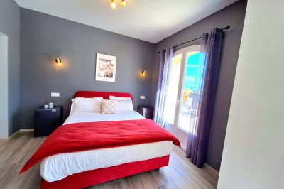 Miniature Location salle Sainte-Tulle (Alpes-de-Haute-Provence) - Domaine de la Mautanne #20 Cuisine moderne avec meubles en bois, plan de travail sombre, évier, micro-ondes intégré et éclairage suspendu.