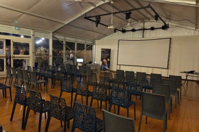 Miniature Location salle Sainte-Tulle (Alpes-de-Haute-Provence) - Domaine de la Mautanne #3 Cuisine moderne avec meubles en bois, plan de travail sombre, évier, micro-ondes intégré et éclairage suspendu.