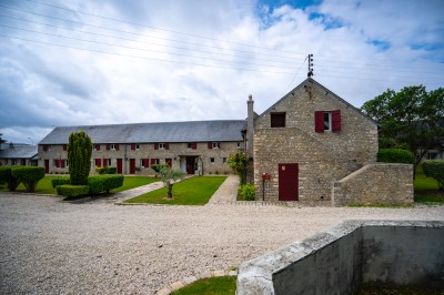 Miniature Location salle Guillerval (Essonne) - Domaine Malar #5 Plateau de charcuterie avec tranches de saucisson enroulées sur des piques, accompagné de boissons et autres amuse-bouches.