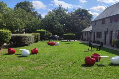 Miniature Location salle Guillerval (Essonne) - Domaine Malar #8 Plateau de charcuterie avec tranches de saucisson enroulées sur des piques, accompagné de boissons et autres amuse-bouches.