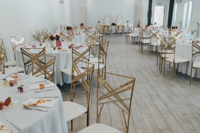 Miniature Location salle Guillerval (Essonne) - Domaine Malar #6 Plateau de charcuterie avec tranches de saucisson enroulées sur des piques, accompagné de boissons et autres amuse-bouches.