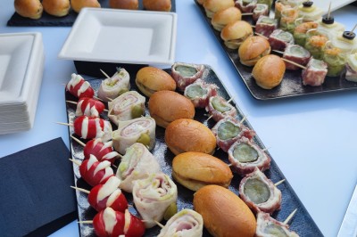 Miniature Location salle Guillerval (Essonne) - Domaine Malar #10 Plateau de charcuterie avec tranches de saucisson enroulées sur des piques, accompagné de boissons et autres amuse-bouches.