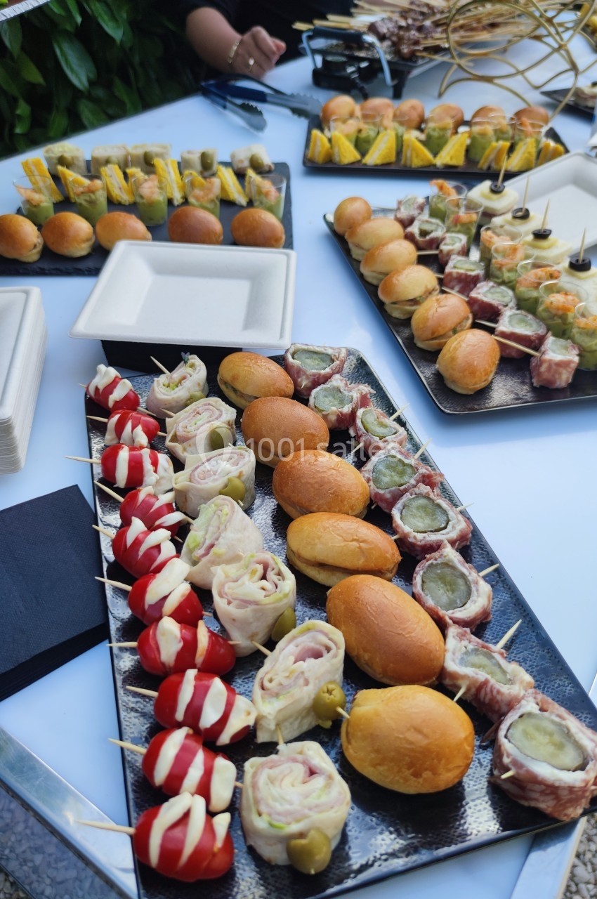 Plateaux de bouchées apéritives variées, incluant mini-sandwichs, roulés, brochettes et légumes farcis.