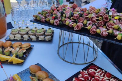 Miniature Location salle Guillerval (Essonne) - Domaine Malar #11 Plateau de charcuterie avec tranches de saucisson enroulées sur des piques, accompagné de boissons et autres amuse-bouches.