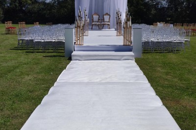 Miniature Location salle Guillerval (Essonne) - Domaine Malar #2 Plateau de charcuterie avec tranches de saucisson enroulées sur des piques, accompagné de boissons et autres amuse-bouches.