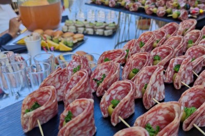 Miniature Location salle Guillerval (Essonne) - Domaine Malar #13 Plateau de charcuterie avec tranches de saucisson enroulées sur des piques, accompagné de boissons et autres amuse-bouches.
