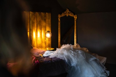 Assiette de crevettes grillées servies avec légumes et herbes fraîches, accompagnée de plats en arrière-plan.