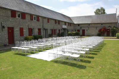 Assiette de crevettes grillées servies avec légumes et herbes fraîches, accompagnée de plats en arrière-plan.