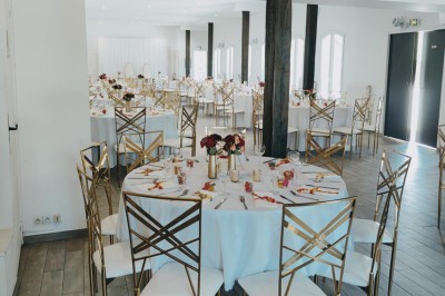 Assiette de crevettes grillées servies avec légumes et herbes fraîches, accompagnée de plats en arrière-plan.