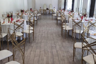 Assiette de crevettes grillées servies avec légumes et herbes fraîches, accompagnée de plats en arrière-plan.