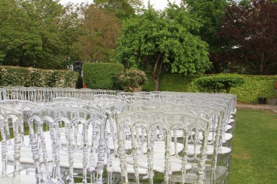 Assiette de crevettes grillées servies avec légumes et herbes fraîches, accompagnée de plats en arrière-plan.