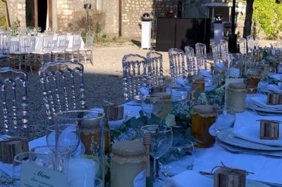 Assiette de crevettes grillées servies avec légumes et herbes fraîches, accompagnée de plats en arrière-plan.