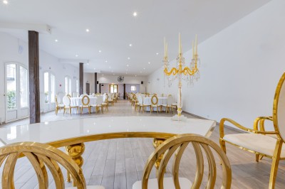 Chambre lumineuse avec deux lits simples, un lit double, un berceau et une décoration murale à motifs géométriques.