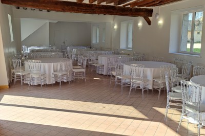 Chambre lumineuse avec deux lits simples, un lit double, un berceau et une décoration murale à motifs géométriques.
