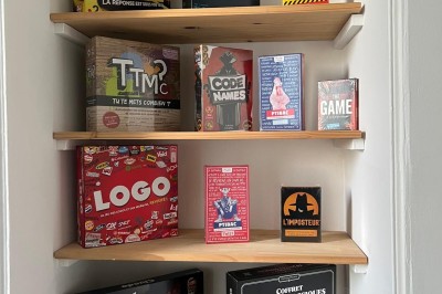 Chambre avec lits superposés en bois, poutres apparentes au plafond et sol en tomettes anciennes.