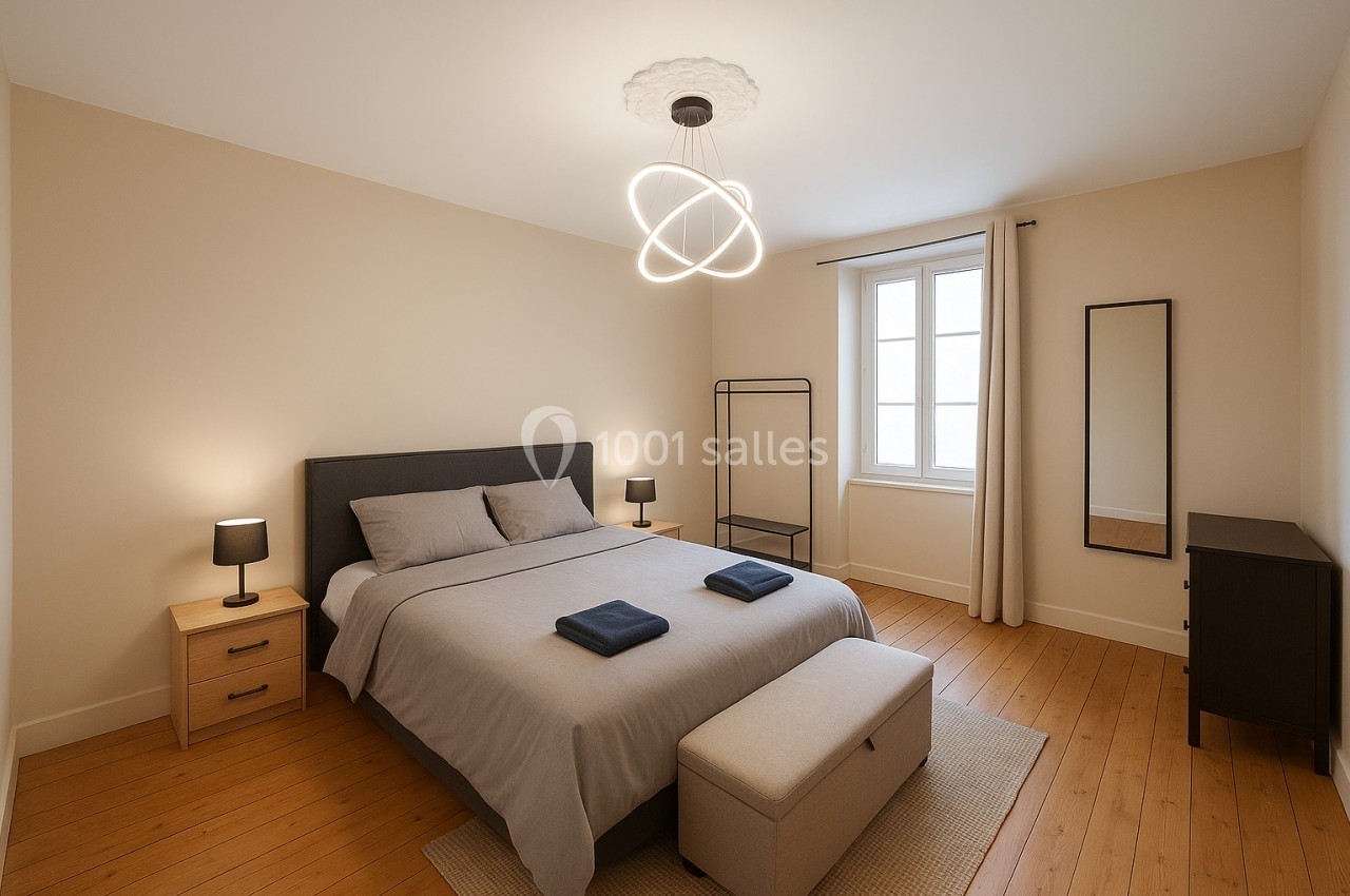 Chambre lumineuse avec lit double, tables de chevet, lampe suspendue moderne, miroir et fenêtre avec rideaux.