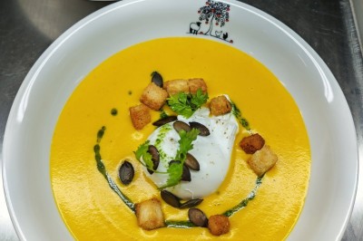 Miniature Location salle Bavent (Calvados) - Domaine des Rouges Terres #10 Assiette de dessert composée de mousse, pommes, caramel et crumble, présentée avec soin sur une table sombre.