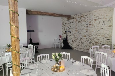 Miniature Location salle Lescherolles (Seine-et-Marne) - Le Domaine du Château Oublié #11 Champ recouvert de matière blanche sous un ciel bleu parsemé de nuages, bordé d'arbres et de haies.