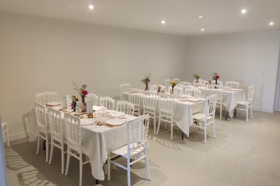 Miniature Location salle Lescherolles (Seine-et-Marne) - Le Domaine du Château Oublié #9 Champ recouvert de matière blanche sous un ciel bleu parsemé de nuages, bordé d'arbres et de haies.