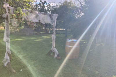 Miniature Location salle Lescherolles (Seine-et-Marne) - Le Domaine du Château Oublié #7 Champ recouvert de matière blanche sous un ciel bleu parsemé de nuages, bordé d'arbres et de haies.