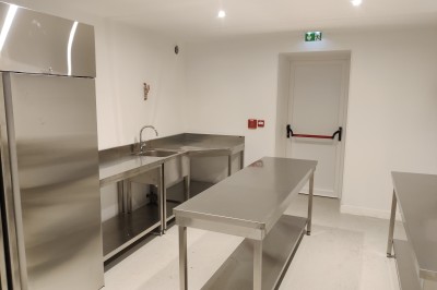 Miniature Location salle Lescherolles (Seine-et-Marne) - Le Domaine du Château Oublié #21 Champ recouvert de matière blanche sous un ciel bleu parsemé de nuages, bordé d'arbres et de haies.