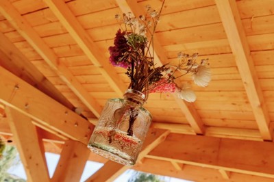Miniature Location salle Lescherolles (Seine-et-Marne) - Le Domaine du Château Oublié #12 Champ recouvert de matière blanche sous un ciel bleu parsemé de nuages, bordé d'arbres et de haies.