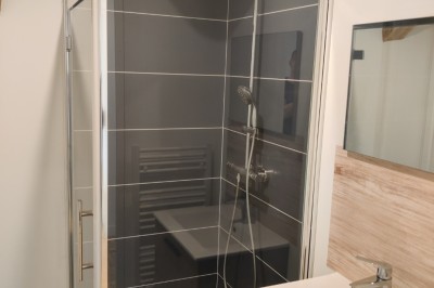 Miniature Location salle Lescherolles (Seine-et-Marne) - Le Domaine du Château Oublié #19 Champ recouvert de matière blanche sous un ciel bleu parsemé de nuages, bordé d'arbres et de haies.