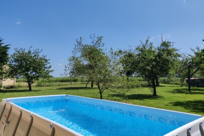 Miniature Location salle Lescherolles (Seine-et-Marne) - Le Domaine du Château Oublié #14 Champ recouvert de matière blanche sous un ciel bleu parsemé de nuages, bordé d'arbres et de haies.