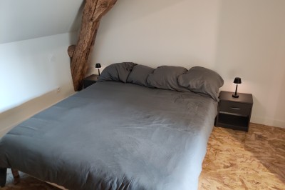 Miniature Location salle Lescherolles (Seine-et-Marne) - Le Domaine du Château Oublié #16 Champ recouvert de matière blanche sous un ciel bleu parsemé de nuages, bordé d'arbres et de haies.