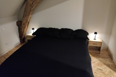 Miniature Location salle Lescherolles (Seine-et-Marne) - Le Domaine du Château Oublié #17 Champ recouvert de matière blanche sous un ciel bleu parsemé de nuages, bordé d'arbres et de haies.